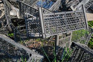 boîtes en plastique utilisées pour stocker les fruits et légumes empilés en tas. gros plan sur l'idée d'une boîte sale pour le recyclage et le renouvellement des ressources, mise au point sélective photo