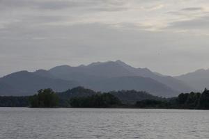 vue imprenable sur les montagnes de la forêt tropicale humide photo