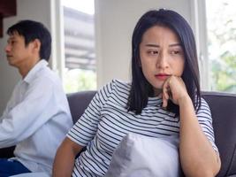 les femmes asiatiques pleurent et deviennent irritées par le comportement de leur mari. après une dispute et causant des douleurs au cœur. en colère et ne se comprenant pas, entraînant le divorce photo