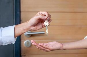 vendre une maison ou vendre une maison, louer une maison et acheter des idées. les acheteurs de maison prennent les clés de la maison des vendeurs. photo