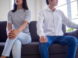 les couples s'ennuient, sont stressés, bouleversés et irrités après une querelle. crise familiale et problèmes relationnels qui prennent fin photo