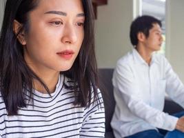un couple asiatique est triste et anxieux de ne pas parler après querelle. la femme bouleversée se sent en colère, pensant aux problèmes de la relation. inquiet pour l'avenir du divorce avec le mari n'est pas intéressé. photo