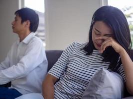 les femmes asiatiques pleurent et deviennent irritées par le comportement de leur mari. après une dispute et causant des douleurs au cœur. en colère et ne se comprenant pas, entraînant le divorce photo
