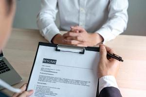 notion de CV. cadres ou candidats à un entretien d'embauche. parlez de votre expérience de travail passée et de vos talents dans le poste. photo