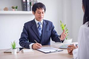 les cadres interrogent les candidats à l'emploi pour accepter de nouveaux emplois pour travailler dans les postes vacants. discuter des antécédents professionnels et des capacités du candidat. photo