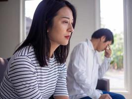 les femmes asiatiques pleurent et deviennent irritées par le comportement de leur mari. après une dispute et causant des douleurs au cœur. en colère et ne se comprenant pas, entraînant le divorce