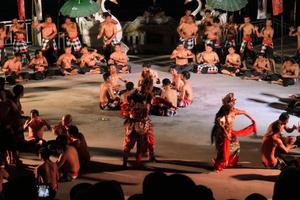 Spectacle de danse kecak sur la plage de melasti, bali, indonésie photo