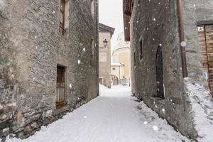 village médiéval de bormio valteline italie sous la neige en hiver photo