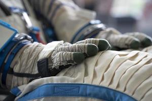 gants de combinaison spatiale astronaute gros plan photo