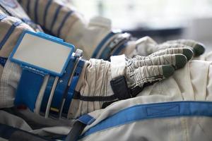 gants de combinaison spatiale astronaute gros plan photo