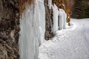 petite cascade de ruisseau gelé en hiver photo