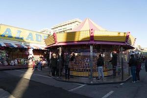 Gênes, Italie - 9 décembre 2018 - la fête foraine traditionnelle de noël luna park est ouverte photo