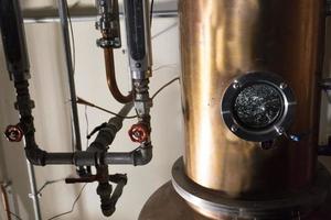 Alambic en cuivre à l'intérieur de la distillerie photo