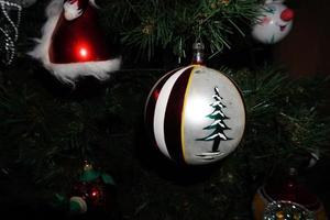 boule de noël décorée à la main en verre détail photo