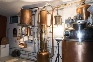 Alambic en cuivre à l'intérieur de la distillerie photo