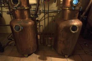 Alambic en cuivre à l'intérieur de la distillerie photo