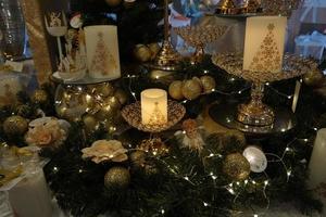 décorations d'arbre de noël au marché de rue photo