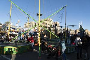 Gênes, Italie - 9 décembre 2018 - la fête foraine traditionnelle de noël luna park est ouverte photo