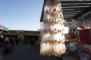 Gênes, Italie - 9 décembre 2018 - la fête foraine traditionnelle de noël luna park est ouverte photo