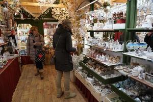 trento, italie - 9 décembre 2017 - personnes au marché de noël traditionnel photo