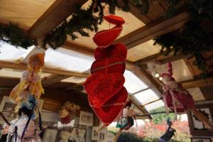 trento, italie - 9 décembre 2017 - personnes au marché de noël traditionnel photo