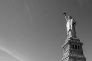 statue de la liberté à new york en noir et blanc photo