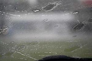 Forte pluie sur l'essuie-glace de la voiture photo