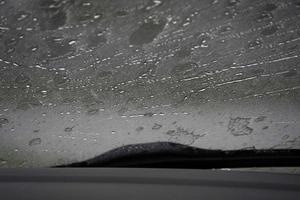 Forte pluie sur l'essuie-glace de la voiture photo