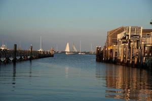 vue sur le port de nantucket au coucher du soleil photo