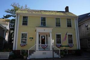 vue sur les vieilles maisons du village de nantucket aux beaux jours photo