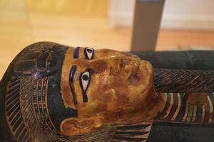 Détail des hiéroglyphes du sarcophage en bois égyptien photo