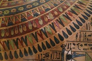 Détail des hiéroglyphes du sarcophage en bois égyptien photo