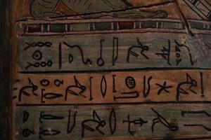 Détail des hiéroglyphes du sarcophage en bois égyptien photo