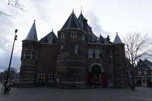 amsterdam, pays-bas - 25 février 2020 - canaux de la vieille ville photo