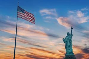 statue de la liberté new york city usa au coucher du soleil photo