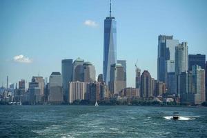 vue sur le paysage urbain de new york depuis l'île de la liberté de la rivière hudson photo