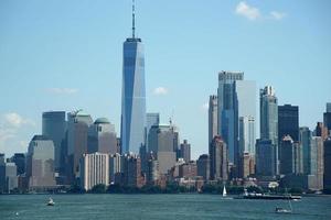 vue sur le paysage urbain de new york depuis l'île de la liberté de la rivière hudson photo