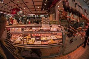 valence, espagne - 3 mai 2022 - le marché historique plein de clients photo