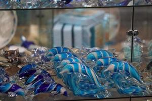 Dauphin de verre la vie marine à vendre dans un magasin photo