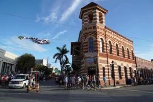 key west, états-unis - 5 novembre 2018 - ville pleine de touristes pour un beau coucher de soleil photo