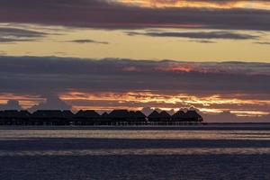 bungalow sur pilotis coucher de soleil à moorea polynésie française photo