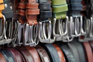 Ceintures en cuir sur le marché italien à vendre photo