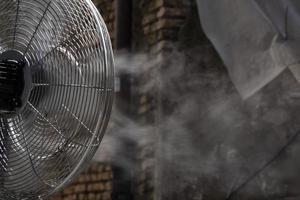 ventilateur de rafraîchissement avec pulvérisation d'eau froide photo