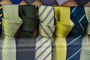 de nombreuses cravates de style italien exposées photo