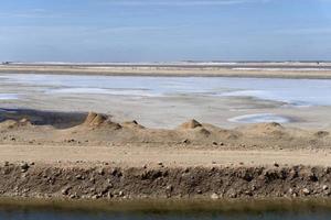 usine saline de sel de mer dans le désert de baja california photo
