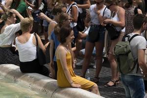 Rome, Italie - 15 juin 2019 - touriste prenant selfie à la fontana di Trevi fontaine photo