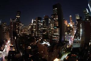 paysage urbain nocturne de la ville de new york depuis le toit de la terrasse photo