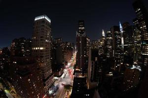 paysage urbain nocturne de la ville de new york depuis le toit de la terrasse photo