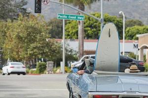 planche de surf dans une voiture photo