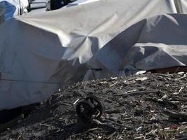 plastique et déchets sur la plage photo